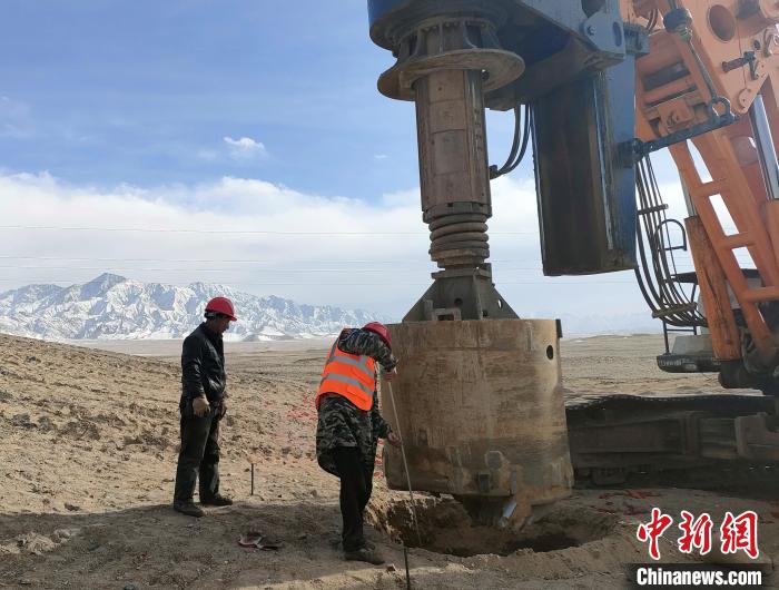 圖為施工人員檢查護(hù)筒高度?！⒁婧?攝