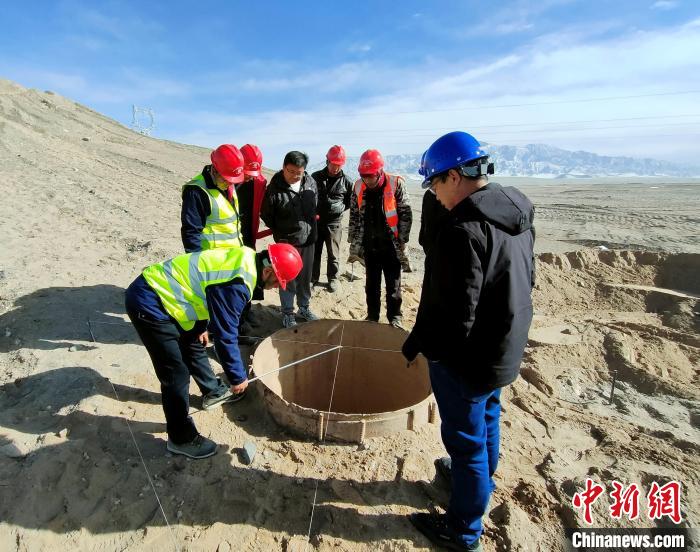 圖為施工人員檢查樁基護(hù)筒中心位置。　劉益航 攝