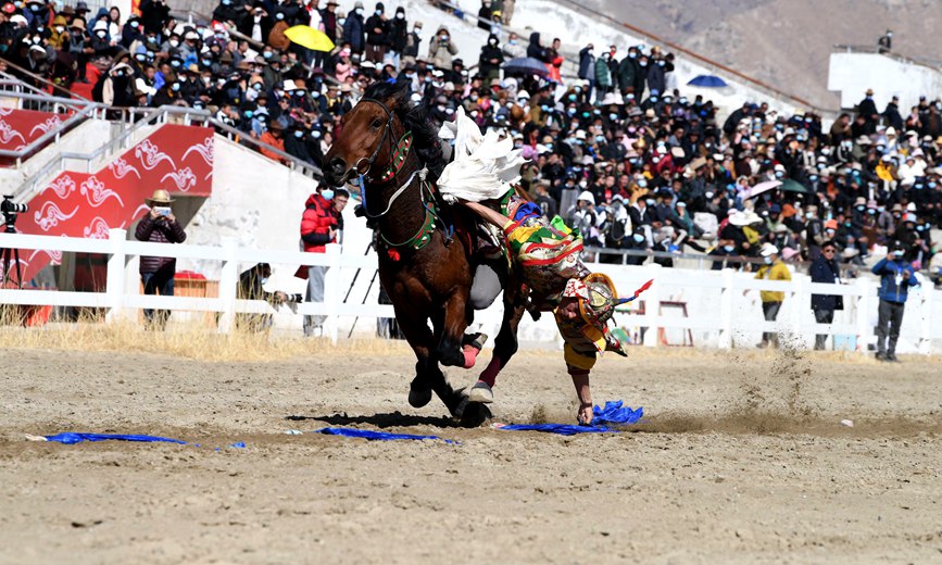 藏歷新年，精彩的馬術表演。潘多攝