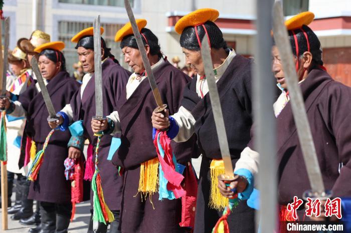 圖為藝人們手持藏刀表演加麻百·甲江?！愔闈扇?攝