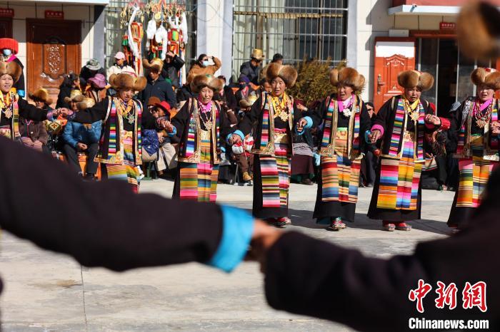 圖為民間藝人表演加麻“果諧”。　倫珠澤仁 攝