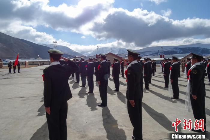 雪山下，退役士兵向軍旗敬軍禮?！±顚W(xué)文 攝