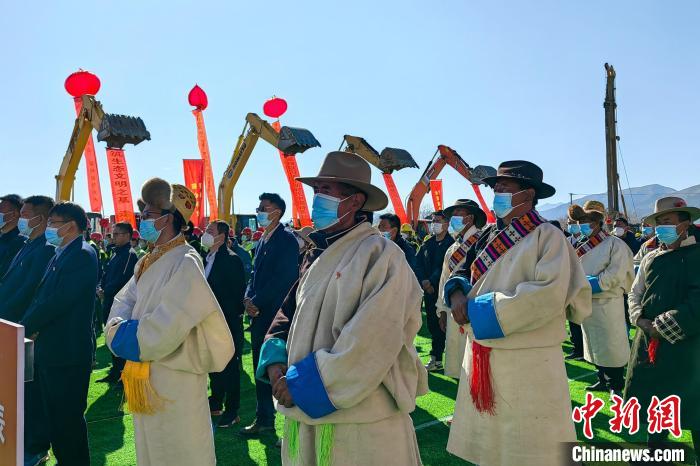 各方代表參加集中開復(fù)工儀式?！∧岈斪扛?攝