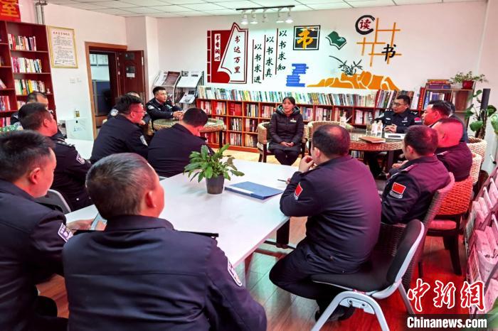 圖為亞東出入境邊防檢查站民警與銀行業(yè)務(wù)人員進(jìn)行金融知識深入交流?！『?攝