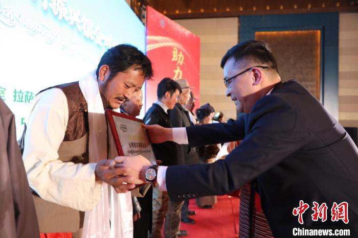 圖為拉薩市銀企對接洽談會現(xiàn)場?！「裆愔?攝