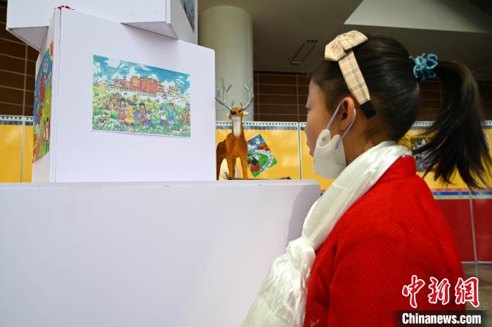 圖為學(xué)生參觀繪畫展?！≮w朗 攝