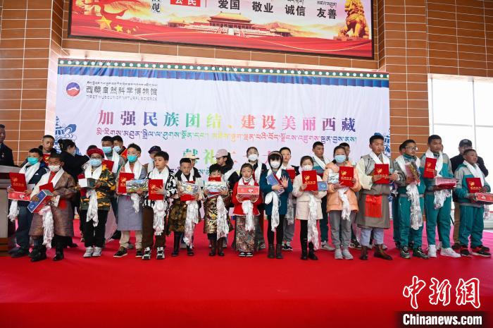 圖為部分獲獎(jiǎng)學(xué)生合影?！≮w朗 攝