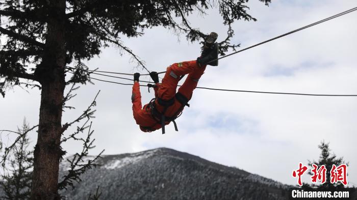 正在進(jìn)行橫渡訓(xùn)練。　西繞拉翁 攝