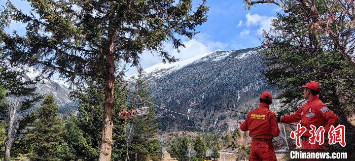 正在進(jìn)行斜向救援?！∥骼@拉翁 攝