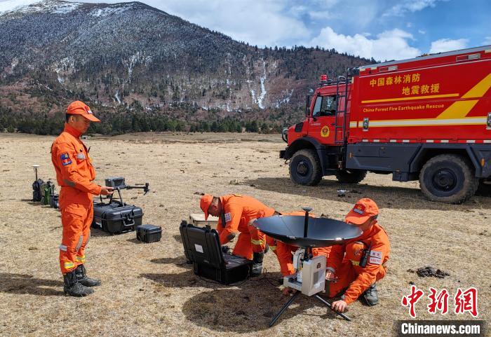 正在進(jìn)行通信通聯(lián)訓(xùn)練。　西繞拉翁 攝