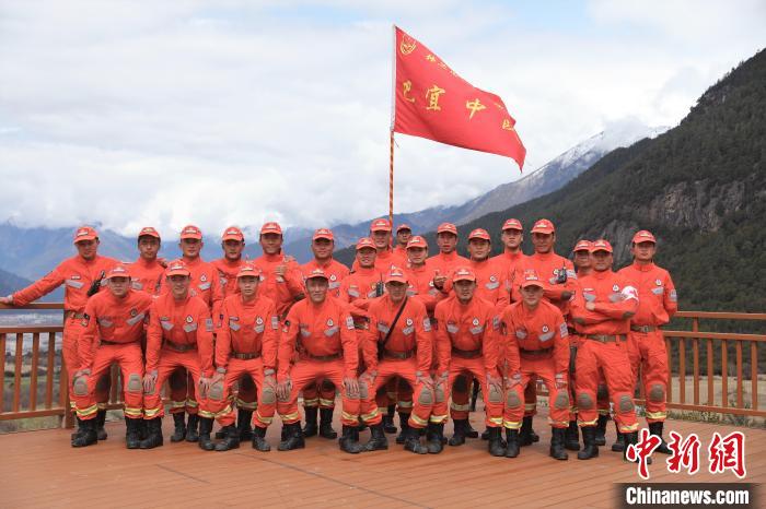 合影留念。　西繞拉翁 攝