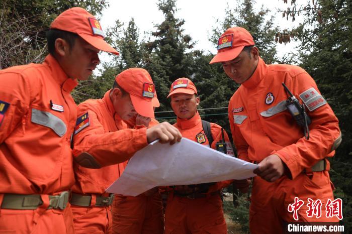 指戰(zhàn)員正在進(jìn)行地形勘察?！∥骼@拉翁 攝