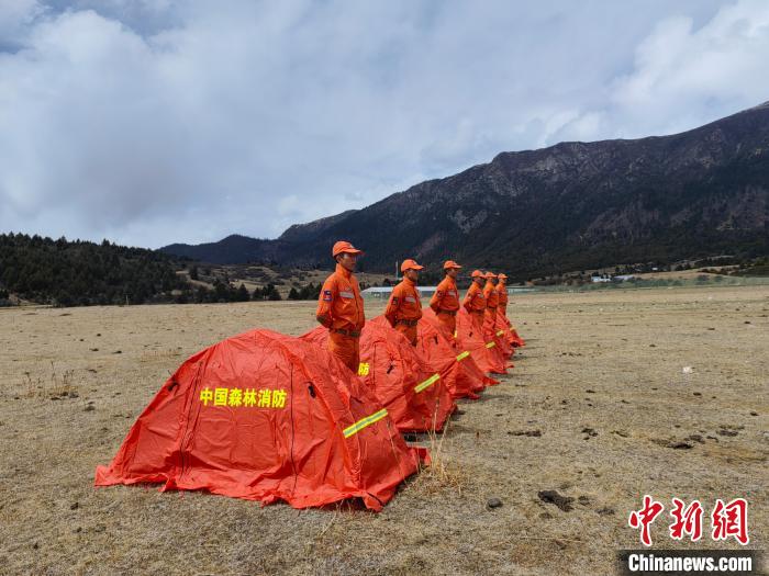正在進(jìn)行帳篷搭設(shè)?！∥骼@拉翁 攝