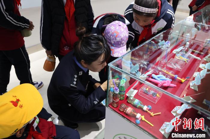 圖為亞東邊檢站民警為駐地小學(xué)生開展禁毒教育?！『?攝