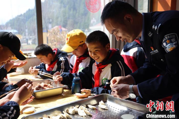 圖為亞東邊檢站民警與駐地小學(xué)生其樂融融包餃子?！『?攝