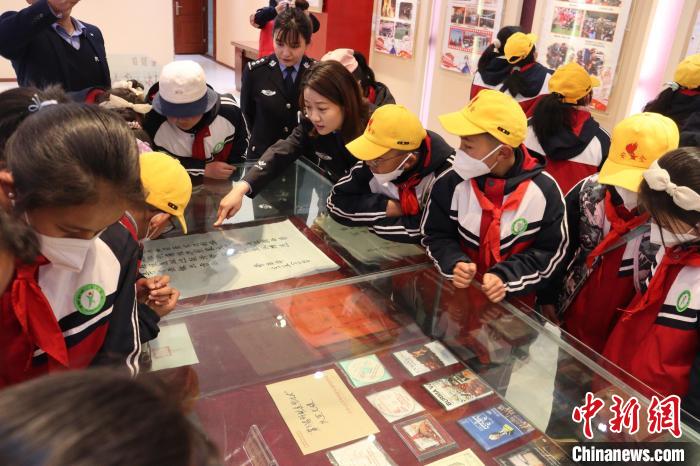 圖為亞東邊檢站民警為駐地小學(xué)生講解該站榮譽發(fā)展史?！『?攝