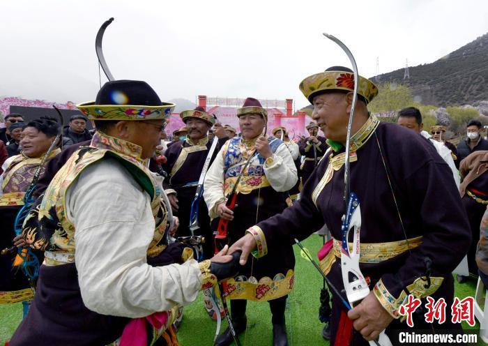 3月28日，選手射中靶心后慶祝?！±盍?攝