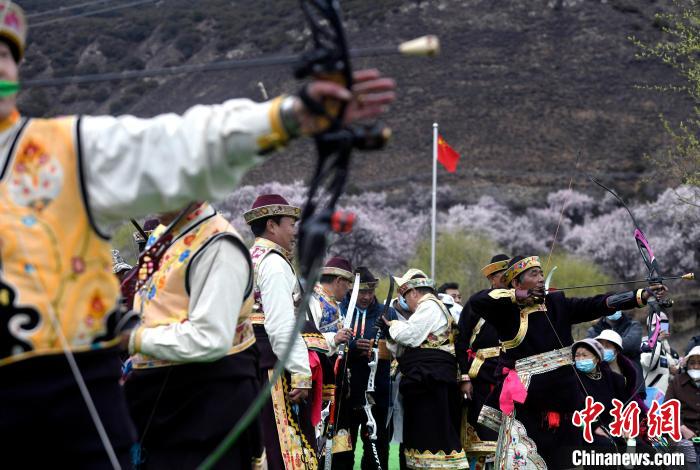 3月28日，選手參加響箭比賽。　李林 攝