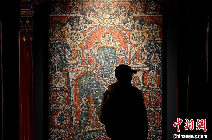 3月31日，觀眾欣賞展覽中的作品?！±盍?攝