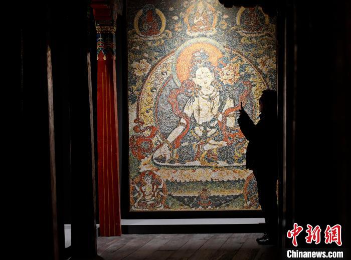 3月31日，觀眾欣賞展覽中的作品?！±盍?攝