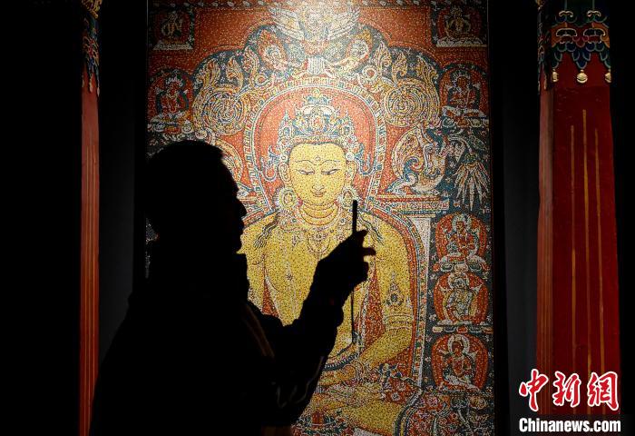 3月31日，觀眾欣賞展覽中的作品。　李林 攝