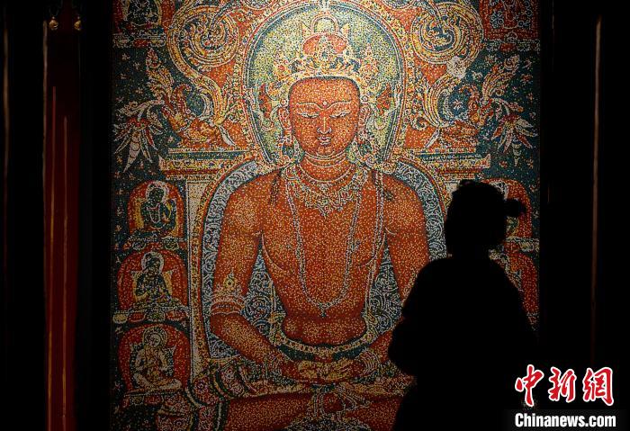 3月31日，觀眾欣賞展覽中的作品。　李林 攝