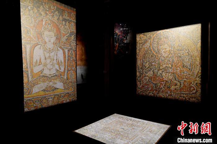 3月31日，觀眾欣賞展覽中的作品。　李林 攝