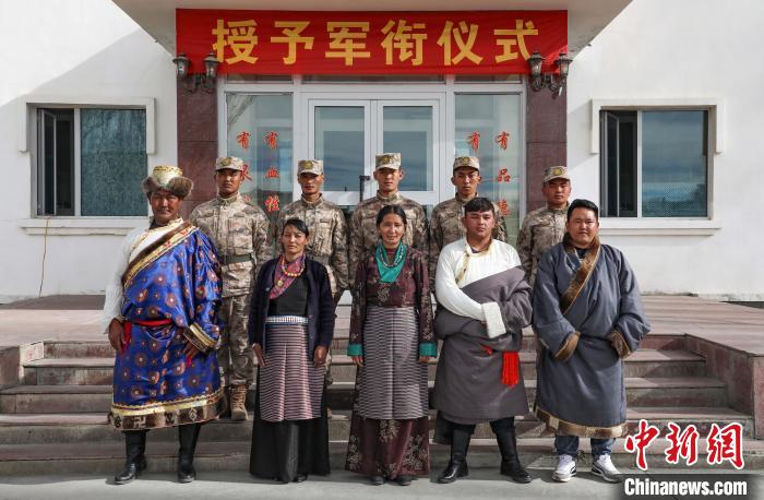 圖為列兵代表與親人合影留念?！詵| 攝