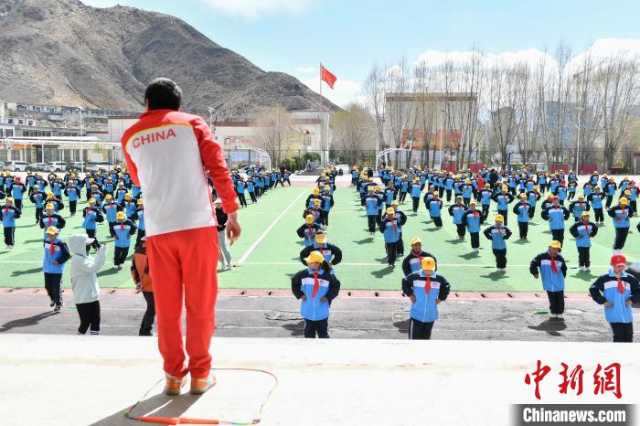 圖為學(xué)生在跳繩教練齊景龍的指導(dǎo)下做準(zhǔn)備運動?！∝暩聛硭?攝