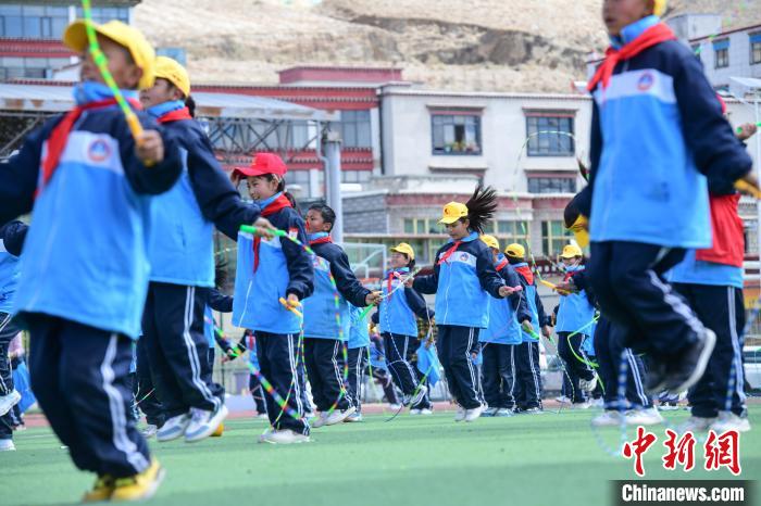 圖為學(xué)生正在練習(xí)跳繩?！∝暩聛硭?攝