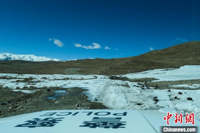 4月5日，普瑪江塘邊境派出所巡邏車通過冰河路段。　江飛波 攝