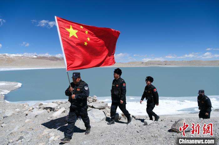 4月5日，普瑪江塘邊境派出所民輔警進行邊境巡邏?！〗w波 攝