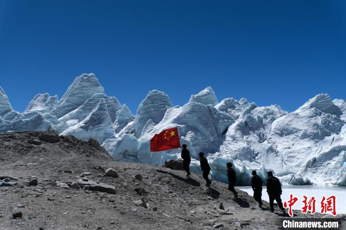 4月5日，普瑪江塘邊境派出所民輔警巡邏至四零冰川附近?！〗w波 攝