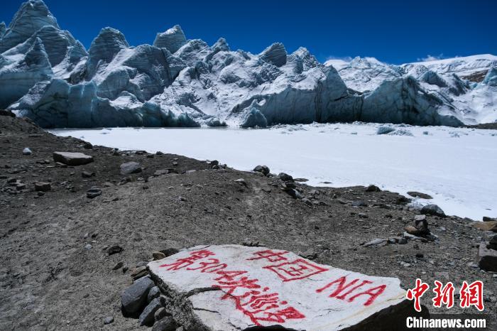 普瑪江塘邊境派出所民輔警巡邏標記?！〗w波 攝