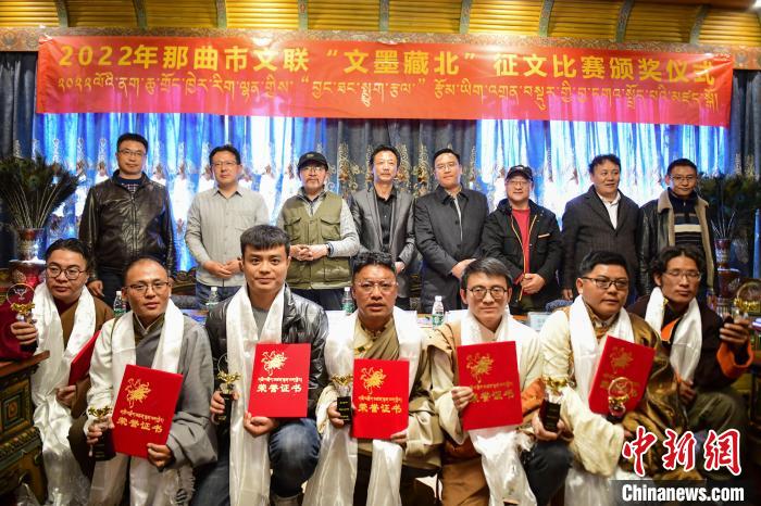 圖為獲獎人員合影留念?！∝暩聛硭?攝