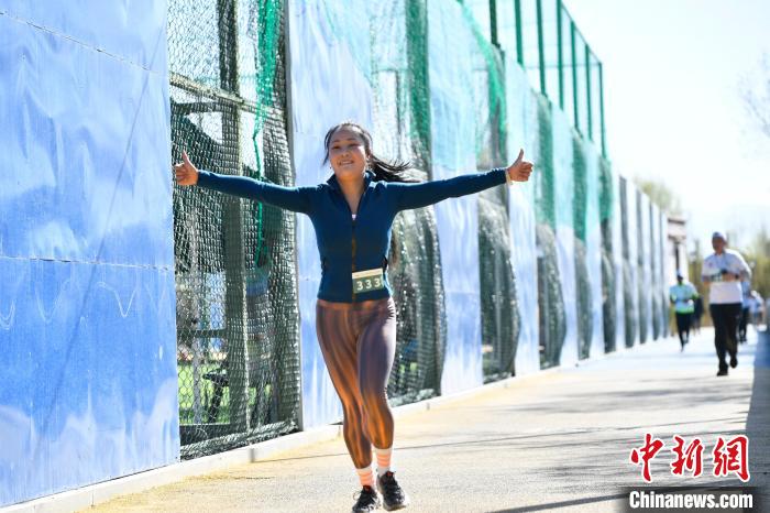 圖為5公里歡樂跑現(xiàn)場?！∝暩聛硭?攝