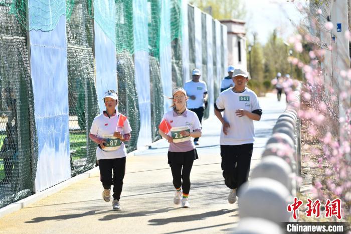 圖為5公里歡樂跑現(xiàn)場。　貢嘎來松 攝