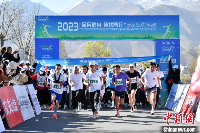 圖為5公里歡樂跑現(xiàn)場?！∝暩聛硭?攝