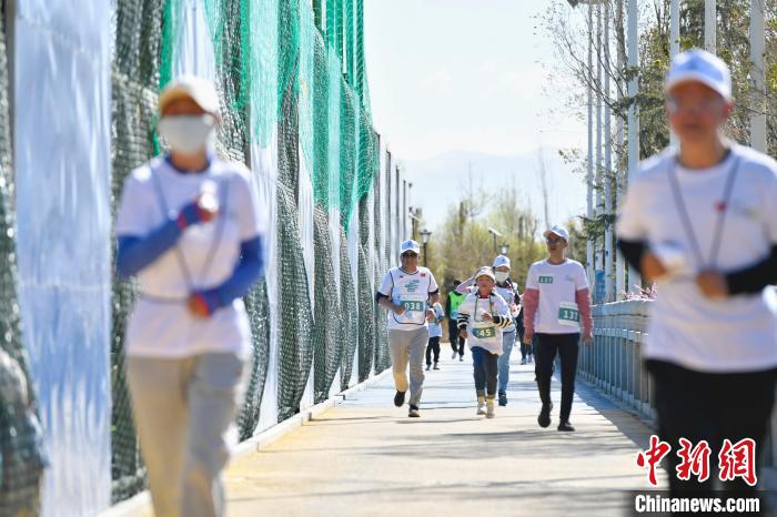 圖為5公里歡樂跑現(xiàn)場?！∝暩聛硭?攝