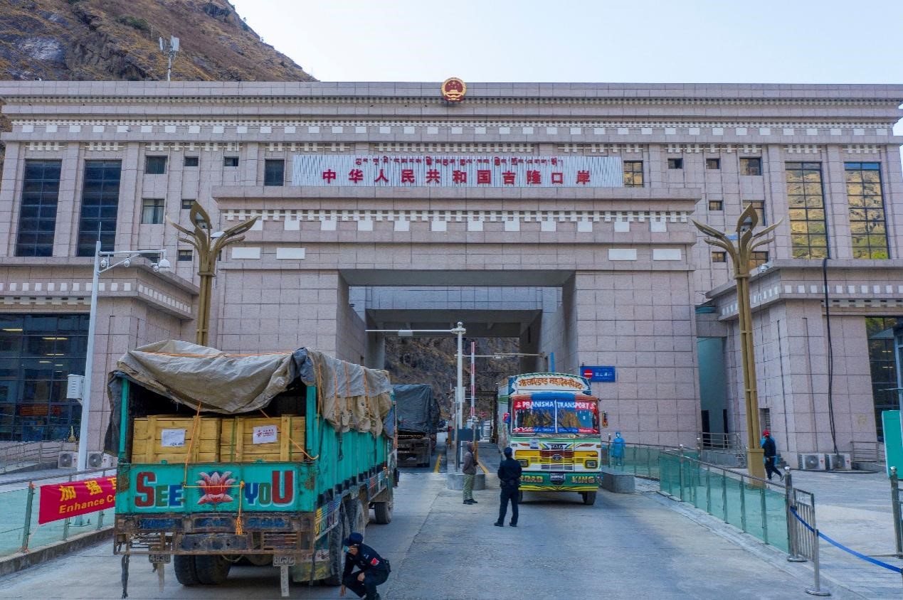 吉隆口岸移民管理警察正在檢查出入境車輛。人民網(wǎng)記者 唐宋攝