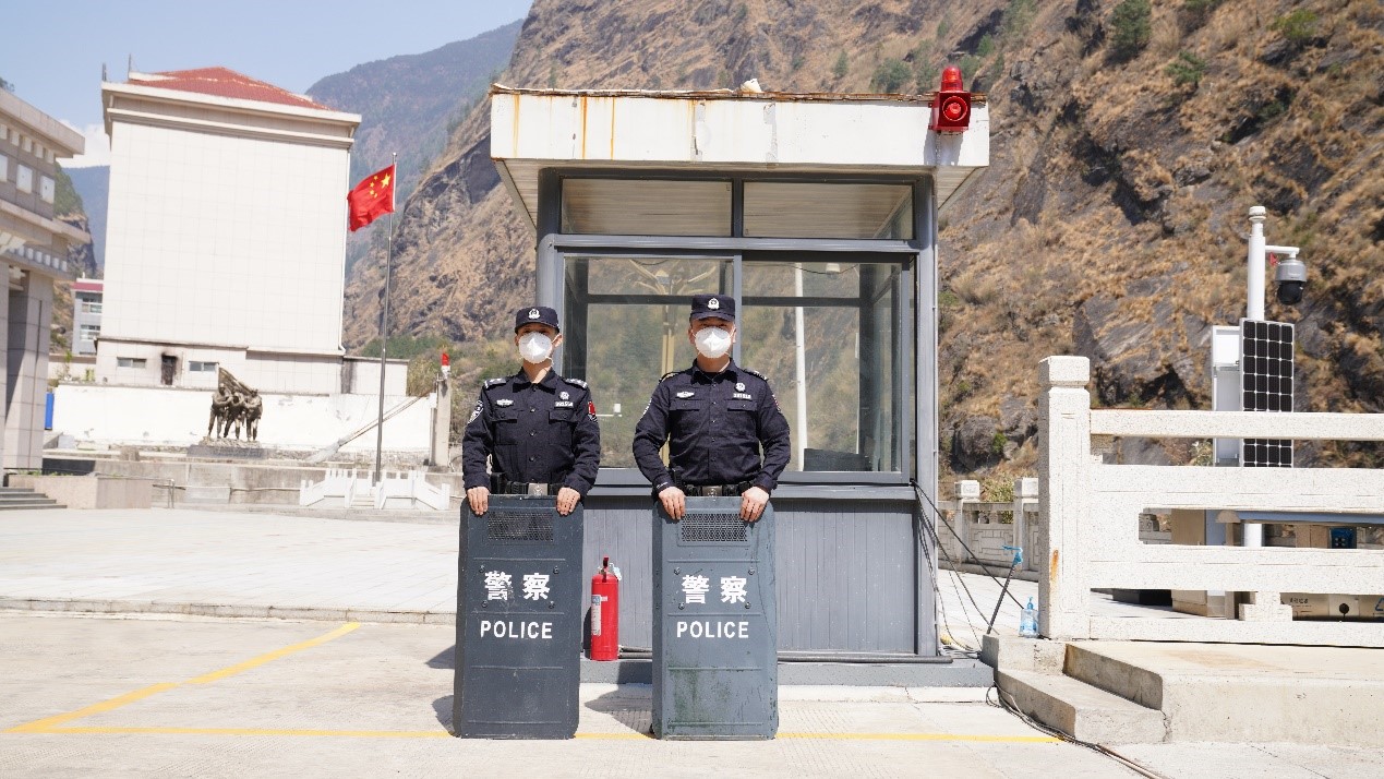 吉隆口岸移民管理警察正在執(zhí)勤。人民網(wǎng)記者 唐宋攝