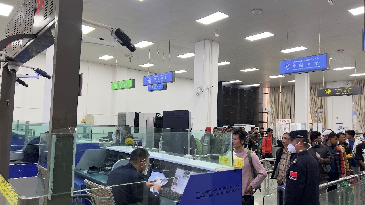 吉隆口岸移民管理警察正在查驗(yàn)護(hù)照。人民網(wǎng)記者 唐宋攝