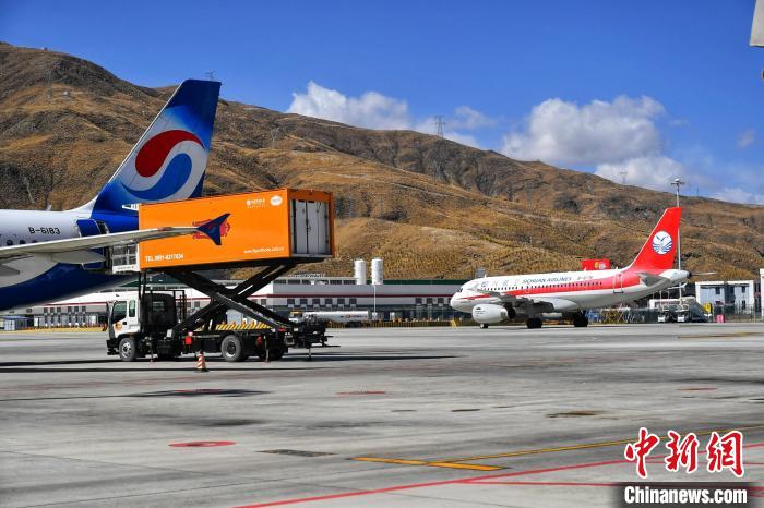 圖為藍(lán)天下的高原機(jī)場(chǎng)。　周航 攝