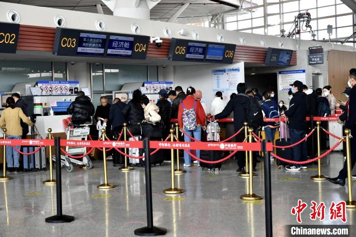 圖為旅客辦理登機(jī)手續(xù)。　周航 攝