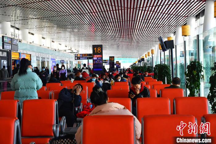 圖為旅客在機(jī)場(chǎng)候機(jī)室等待登機(jī)?！≈芎?攝