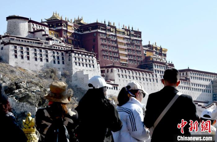 4月17日，游客在拉薩布達(dá)拉宮觀景臺(tái)拍照留念?！±盍?攝