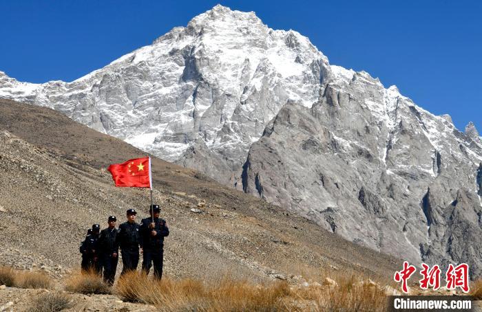 底雅邊境派出所民警夏永軍(右一)在巡邏中?！±盍?攝