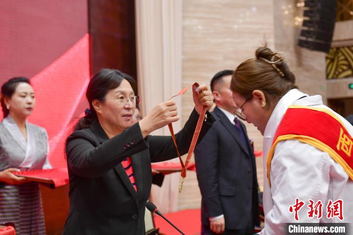 西藏舉辦“西藏十佳醫(yī)生、十佳護(hù)士”“西藏健康衛(wèi)士”表彰大會(huì)