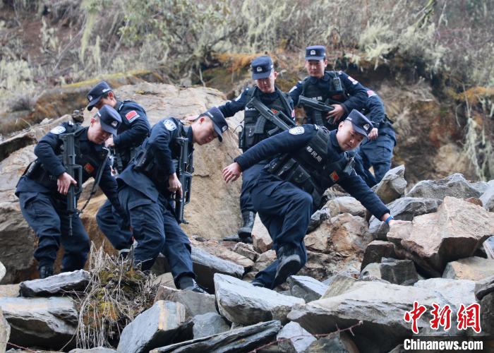 山南邊境管理支隊(duì)玉麥邊境派出所民警在邊境巡邏途中穿過(guò)亂石區(qū)?！∴嶇?攝