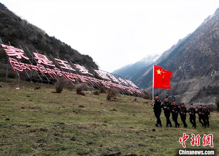 山南邊境管理支隊(duì)玉麥邊境派出所民警在轄區(qū)開(kāi)展巡邏?！∴嶇?攝